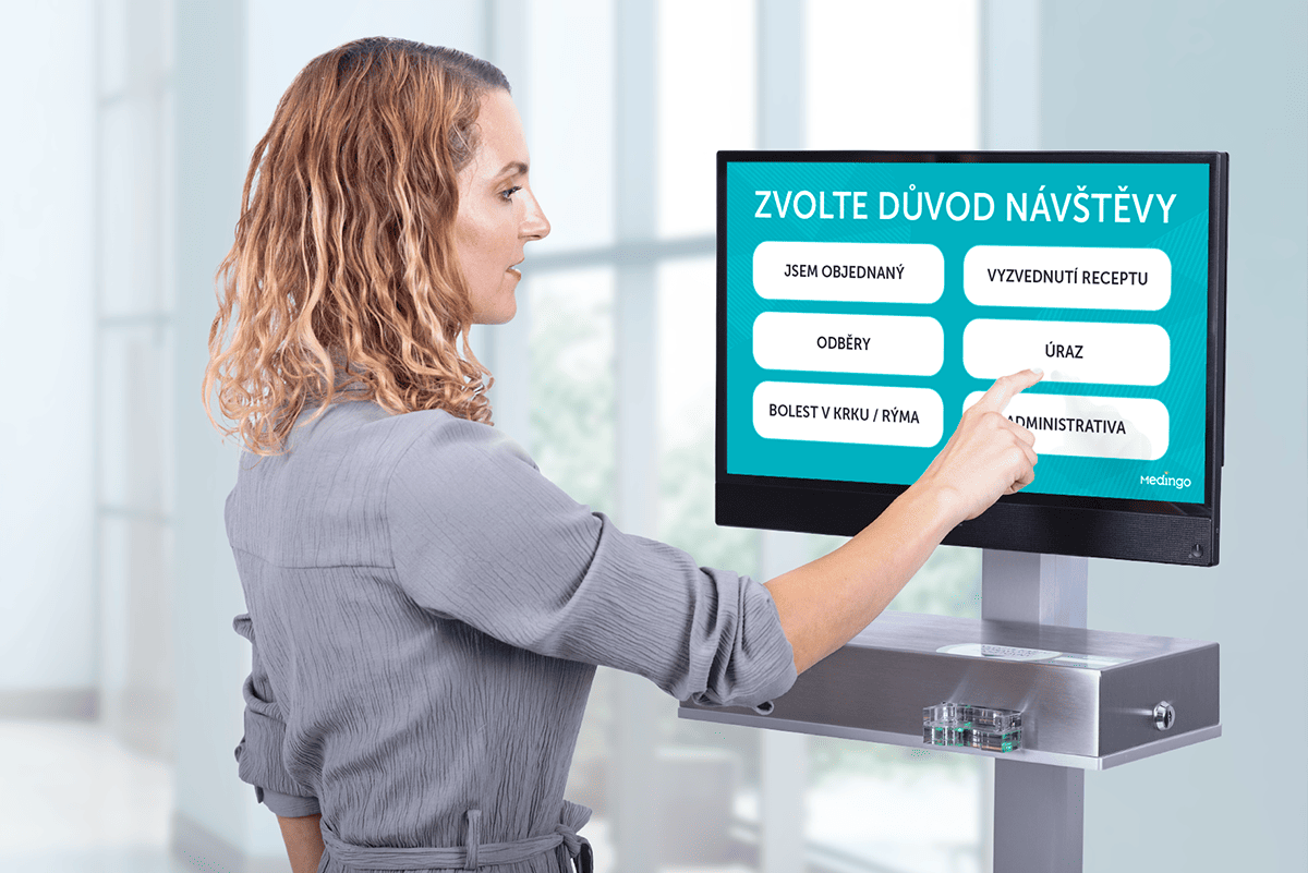 Výběr důvodu návštěvy na displeji dotykového terminálu Evipa