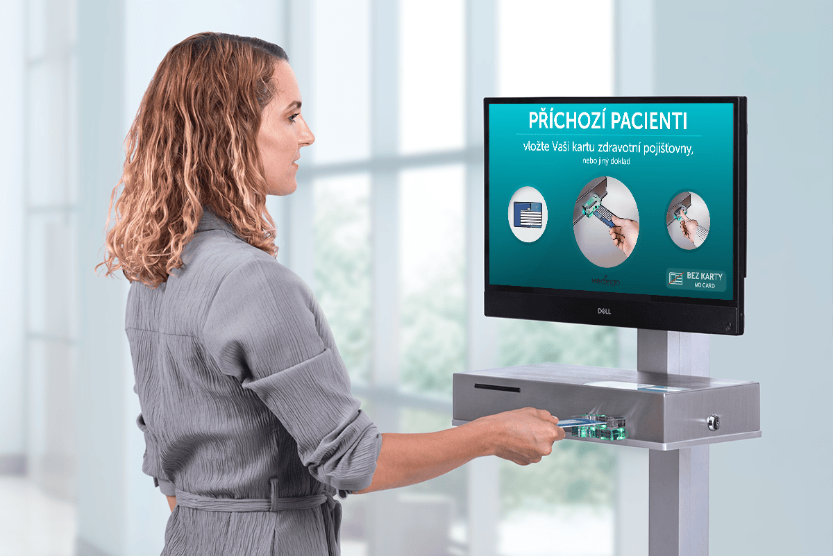 Žena vkládající kartičku zdravotní pojišťovny do terminálu Evipa Mary Ann